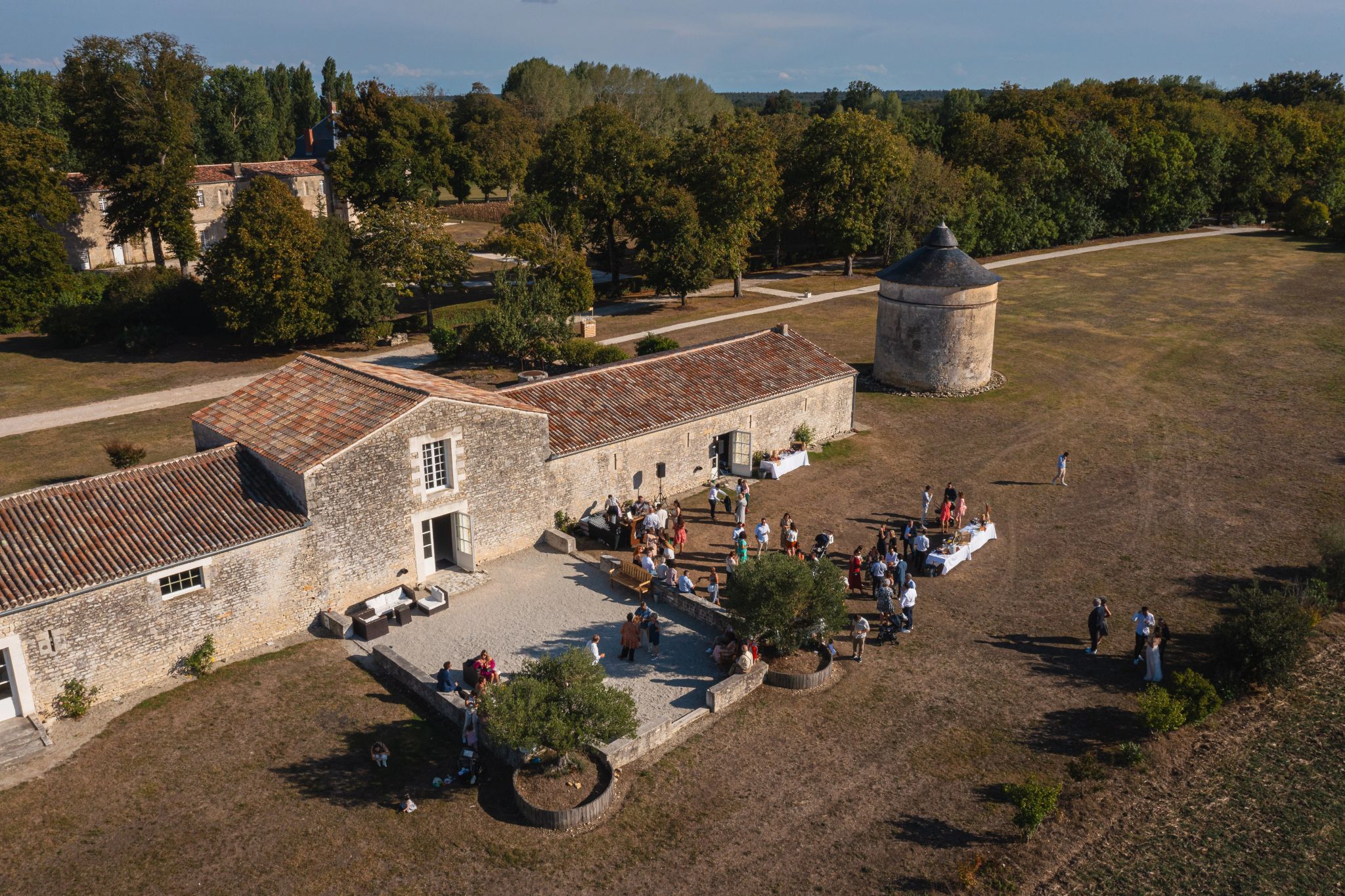 Vue aérienne de la terrasse et la maison du puit